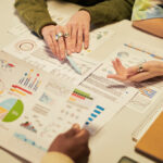 Personas analizando datos de varios informes