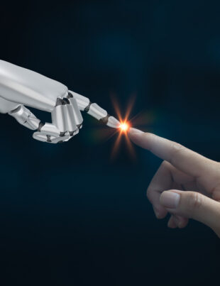 Mano de robot junto a mano de humano
