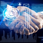Apretón de manos entre dos personas con símbolos e iconos de tecnología a su alrededor
